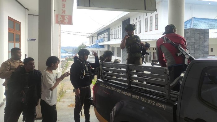 Tukang ojek berinisial Y (57) dibunuh orang tidak dikenal (OTK) di Pelabuhan Aikai, Kabupaten Paniai, Papua Tengah.