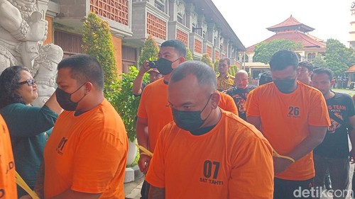 Para sekuriti Finns Beach Club digiring ke tahanan Mapolda Bali, Kamis (20/2/2025). (Aryo Mahendro/detikBali).