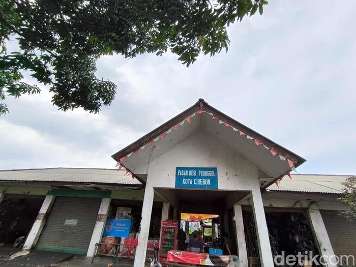 Pasar besi tua di Cirebon