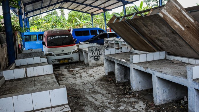 Pasar terbengkalai di Kota Serang Kondisi kios yang terbengkalai di Pasar Takatakan, Kota Serang, Banten, Kamis (20/2/2025). Dinas Koperasi UKM Perindustrian dan Perdagangan Kota Serang mencatat sebanyak lima pasar di enam kecamatan di Kota Serang yakni Pasar Jakung, Pasar Lebak Wangi, Pasar Taktakan, Pasar Jenggot, dan Pasar sentra IKM kondisinya terbengkalai dan tidak ada aktivitas perdagangan di dalamnya. ANTARA FOTO/Muhammad Bagus Khoirunas/tom.