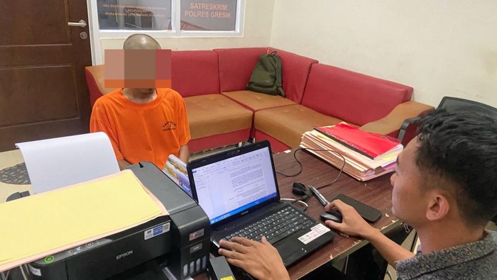 Pelaku pemerkosaan di Bawean saat diperiksa