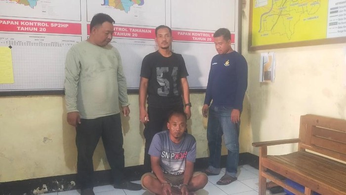 Pelaku pencurian di Bojonegoro saat dikeler ke kantor polisi