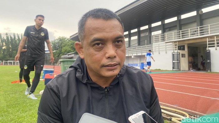 Pelatih karteker PSIM, Erwan Hendarwanto di Lapangan UNY, Caturtunggal, Depok, Sleman, Jumat (21/2/2025).