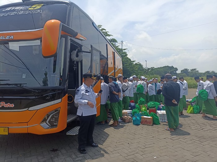 Pemkab Gresik memfasilitasi kepulangan santri asal Gresik