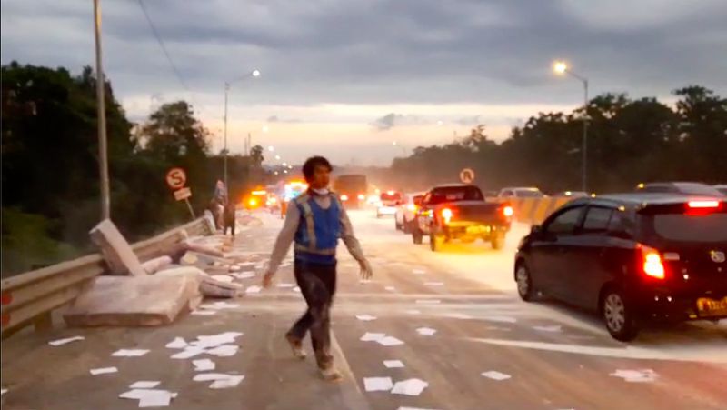 Penampakan Kecelakaan KM 91 Tol Cipularang: Kertas dan Kasur Berserakan. (Dok PJR Tol Cipularang)