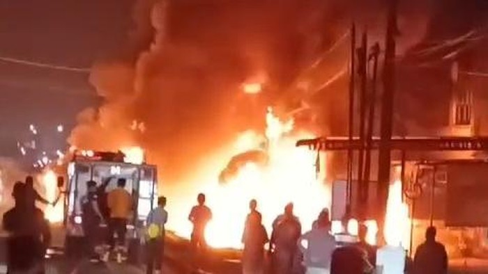 Penampakan mobil pikap terbakar di Kota Binjai