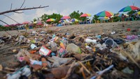 Sampah mengotori Pantai Purus Padang, Sumatera Barat, Jumat (21/2/2025).