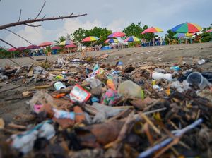 Penampakan Sampah Kotori Pantai Purus Padang