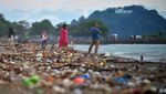 Penampakan Sampah Kotori Pantai Purus Padang