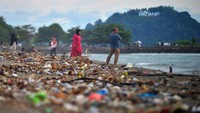 Sampah yang menumpuk akan mengganggu aktivitas wisatawan di pantai tersebut.