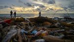 Penampakan Sampah Kotori Pantai Purus Padang
