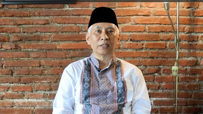 Pengasuh Ponpes Bahrul Maghfiroh Prof Mohammad Bisri