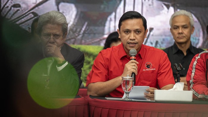 Ketua Bidang Reformasi Hukum Ronny Talapessy (tengah) didampingi Ketua Bidang Pemerintahan dan Otonomi Daerah Ganjar Pranowo (kanan) dan Ketua Tim Hukum Todung Mulya Lubis (kiri) memberikan pernyataan terkait penangkapan Sekretaris Jendral PDIP Hasto Kristiyanto di Kantor DPP PDIP, Jakarta, Kamis (20/2/2025). Dalam pernyataan tersebut DPP PDIP menilai tidak ada urgensi KPK untuk melakukan penahanan Sekretaris Jenderal PDIP Hasto Kristiyanto. ANTARA FOTO/Bayu Pratama S