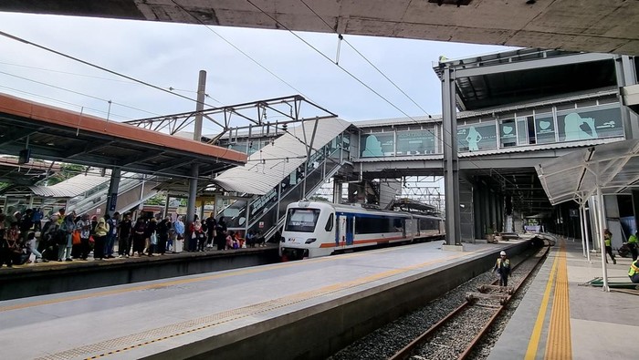 Peron jalur 1 di bangunan baru Stasiun Tanah Abang akan dioperasikan Sabtu (22/2) besok. Dalam tahap pertama pembukaan ini, alur pengguna KRL pun disesuaikan. (dok KCI)