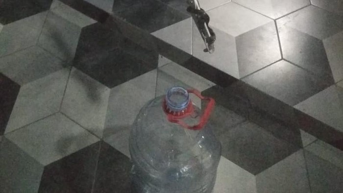 Petugas Damkarmat saat mengevakuasi seekor ular kobra yang masuk ke dalam kamar mandi rumah warga Sanggrahan, Wijirejo, Pandak, Bantul, Kamis (20/2/2025).