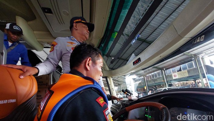 Petugas saat melakukan sidak bus disalah satu tempat lokasi wisata di Cirebon
