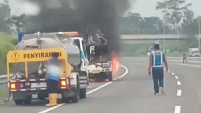 Pikap Muat Sepeda Listrik Terbakar di Tol Gempas
