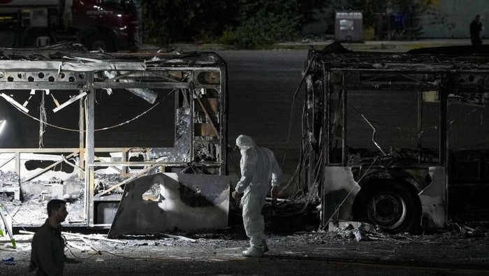 Polisi Israel memeriksa bus yang diguncang ledakan bom di Bat Yam. (AP Photo/Ohad Zwigenberg)
