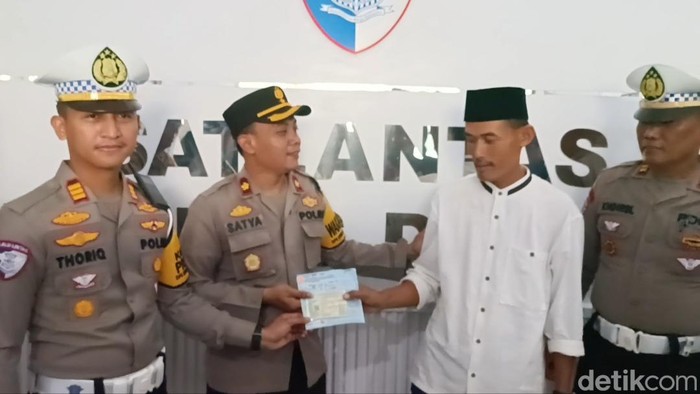 Polisi memberi surat tilang kepada sopir Fortuner yang viral lawan arah di Demak, Jumat (21/2/2025).