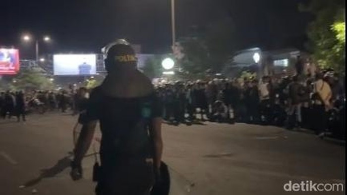 Polisi memukul mundur massa ricuh saat demo Indonesia Gelap depan UNM Makassar.