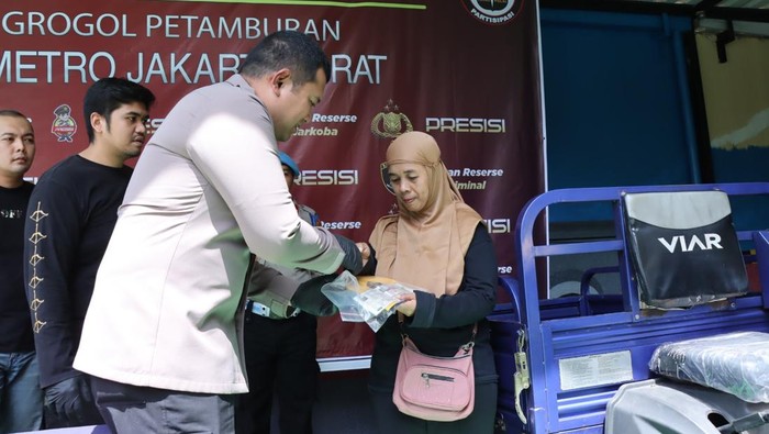 Polisi menangkap pria berinisial IR (37) karena mencuri sepeda motor roda tiga di Jakbar. Motor tersebut merupakan kendaraan operasional tempat IR bekerja. (dok Istimewa)