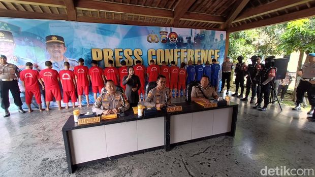 Polisi menghadirkan tersangka kasus narkoba dalam jumpa pers di Polresta Banyumas, Jumat (21/2/2025).