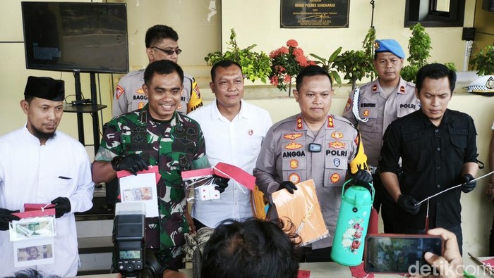 Polisi menunjukkan barang bukti dalam jumpa pers kasus penyiksaan di Sukoharjo, Jumat (21/2/2025).
