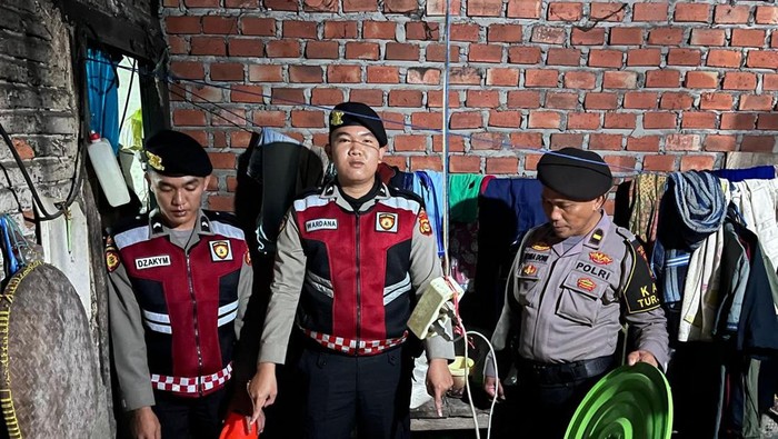 Polisi saat menggerebek warung manisan yang menjual tuak di Musi Rawas.
