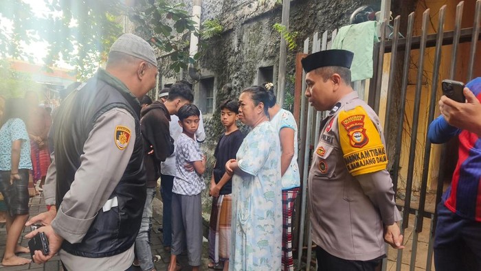 Polisi turun ke lokasi penemuan mayat di Jalan Banta-bantaeng Makassar.