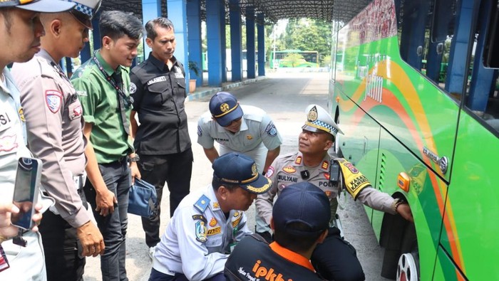 Satlantas Polres Mojokerto Kota menggelar ramp check angkutan umum di Terminal Kertajaya