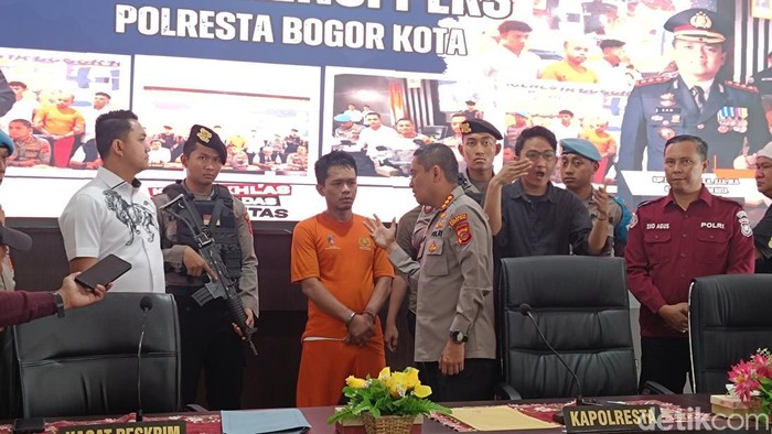 Polresta Bogor Kota mengungkap pembunuhan Rojali (45) yang tewas dikeroyok pada Mei 2024.