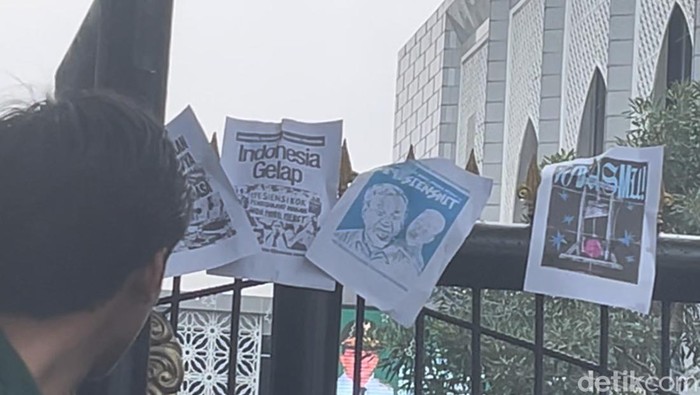 Poster bertuliskan Indonesia Gelap tampak mejeng di atas pagar DPRD Sumut. (Kartika Sari/detikSumut)