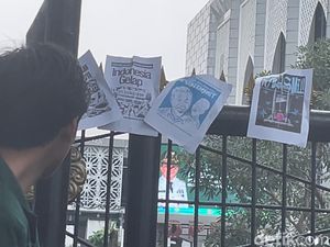 Didemo Mahasiswa, Poster Indonesia Gelap Mejeng di Pagar DPRD Sumut