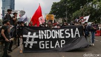 Aksi massa bertajuk Indonesia Gelap menggema di sejumlah daerah, di Jakarta aksi berlangsung di kawasan Patung Kuda, Monas. Demonstrasi hari Jumat (21/2) merupakan lanjutan aksi Indonesia Gelap yang telah digelar pada Kamis (20/2). Dalam aksi tersebut, massa menyampaikan sejumlah tuntutan terhadap pemerintah. (Andhika Prasetia)