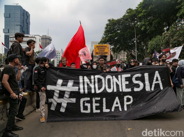 Potret Massa Indonesia Gelap Hitamkan Patung Kuda