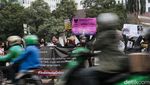 Potret Massa Indonesia Gelap Hitamkan Patung Kuda