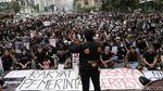 Potret Massa Indonesia Gelap Hitamkan Patung Kuda