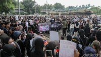 Massa meneriakkan adili Jokowi. Mereka juga menyanyikan lagu berjudul Bayar Bayar Bayar karya band Sukatani yang belakangan viral.