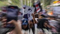 Massa Badan Eksekutif Mahasiswa Seluruh Indonesia (BEM SI) dalam demo Indonesia Gelap membacakan 13 tuntutan kepada pemerintah. Tuntutan itu mulai dari isu pendidikan hingga rombak Kabinet Merah Putih. (Andhika Prasetia)