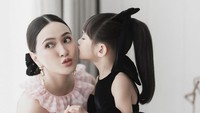Shandy Aulia belum lama ini menggelar acara ulang tahun mewah untuk putrinya. Dirayakan dua kali, pertama dengan tema kartun dan acara kedua dengan tema ala kafe di Paris. Foto: Instagram @shandyaulia