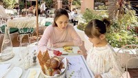 Shandy dekat dengan putrinya. Ia senang mengajak putrinya jalan-jalan dan makan di luar negeri. Seperti sarapan bersama putrinya di Polo Lounge, Beverly Hills, Amerika Serikat. Foto: Instagram @shandyaulia