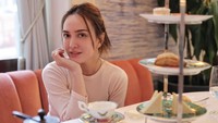 Bersama putrinya, Claire, Shandy menikmati afternoon tea sebelum Natal tahun lalu. Secangkir teh dan kudapan manis sampai gurih tersaji di meja. Foto: Instagram @shandyaulia