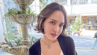 Wanita kelahiran 1987 itu juga suka kulineran sendiri. Salah satunya nongkrong di sebuah kafe di Korea, menikmati kopi, cake, pasta creamy. Foto: Instagram @shandyaulia