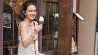 Di Kyoto, mantan istri David Herbowo itu santai sambil menikmati es krim cone. Raut wajahnya senang menikmati es krim tersebut. Foto: Instagram @shandyaulia