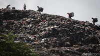 TPA itu ramai oleh aktivitas pemulung yang mengumpulkan sampah plastik untuk dijual kembali.
