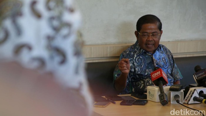 Wakil Ketua Umum Partai Golkar Idrus Marham  saat konferensi pers di kawasan Senayan, Jakarta, Jumat (21/2/2025).
