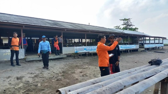 Proses pencarian nelayan Indramayu bernama Umin (50) yang hilang.