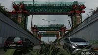 Para pekerja terus mengebut pembangunan LRT Jakarta Fase 1B.