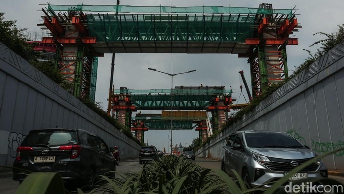 Proyek LRT Jakarta Fase 1B Terus Dikebut Jakpro terus mengebut pembangunan LRT Jakarta Fase 1B yang menghubungkan Velodrome ke Manggarai. LRT tersebut ditargetkan beroperasi komersial pada akhir 2026.