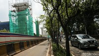 Terlihat di beberapa ruas jalan telah terpasang tiang pancang beton besar yang menjadi bagian dari jalur layang untuk proyek LRT Jakarta fase 1B.  